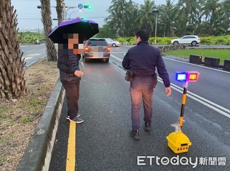 ▲屏東警分局海豐派出所警員况旻軒及黃姿筠協助溫男排除故障車 。(圖/記者陳崑福翻攝)