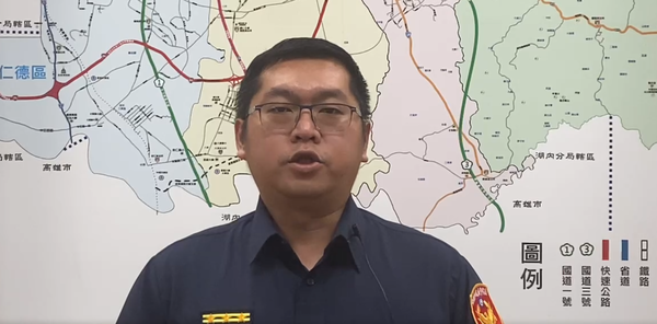 ▲1名駕駛人駕車在仁德區太子路上轉彎時,因低頭撿拾物品,車子失控撞上停放路旁已熄火之小客車,駕駛無酒駕,現場無人受傷。(圖/民眾提供)