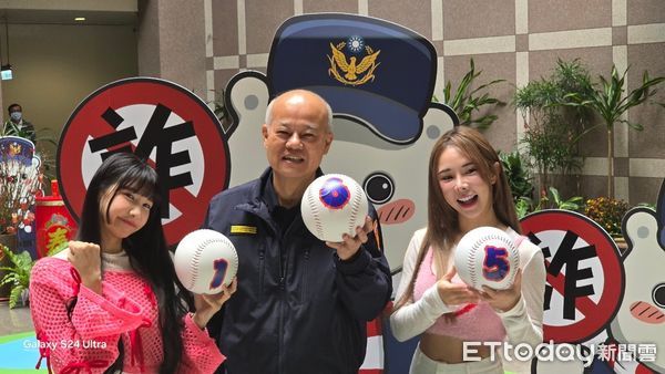 ▲▼ 嘉義市警局邀請美女啦啦隊現場宣導反詐騙 。(圖/記者翁伊森攝)