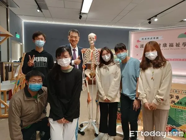 ▲暨大武東星校長與護理學系學生體驗智慧護理教室。(圖/國立暨南國際大學提供)