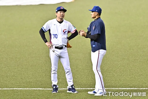 ▲▼經典賽資格賽練球日,徐若熙與投手教練林岳平(左)。(圖/記者李毓康攝)