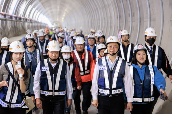 ▲張善政踏勘捷運綠線傳統圓隧道及聯絡通道工程