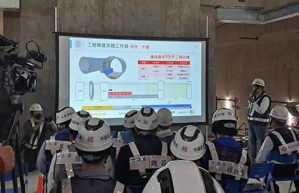 ▲張善政踏勘捷運綠線傳統圓隧道及聯絡通道工程