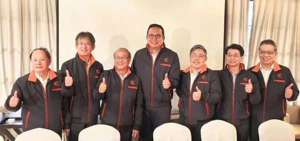 是方電訊已經連續7年營收及獲利都刷新紀錄,董事長邵泓嘉(左四)與總經理劉耀元(左三)對於公司今年的營運依舊樂觀以對。(是方電訊提供)