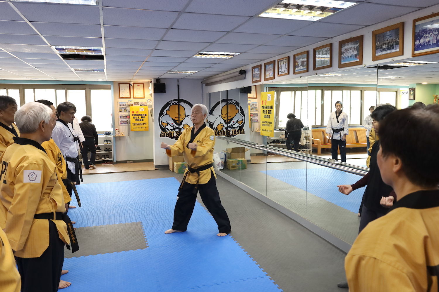 ▲▼教育部體育署長鄭世忠前往三民跆拳道館訪視參加世壯運跆拳道品勢隊;鄭世忠與世壯運65歲級組品勢隊曾瑞香女士(中)等學員對談 。(圖/體育署提供)