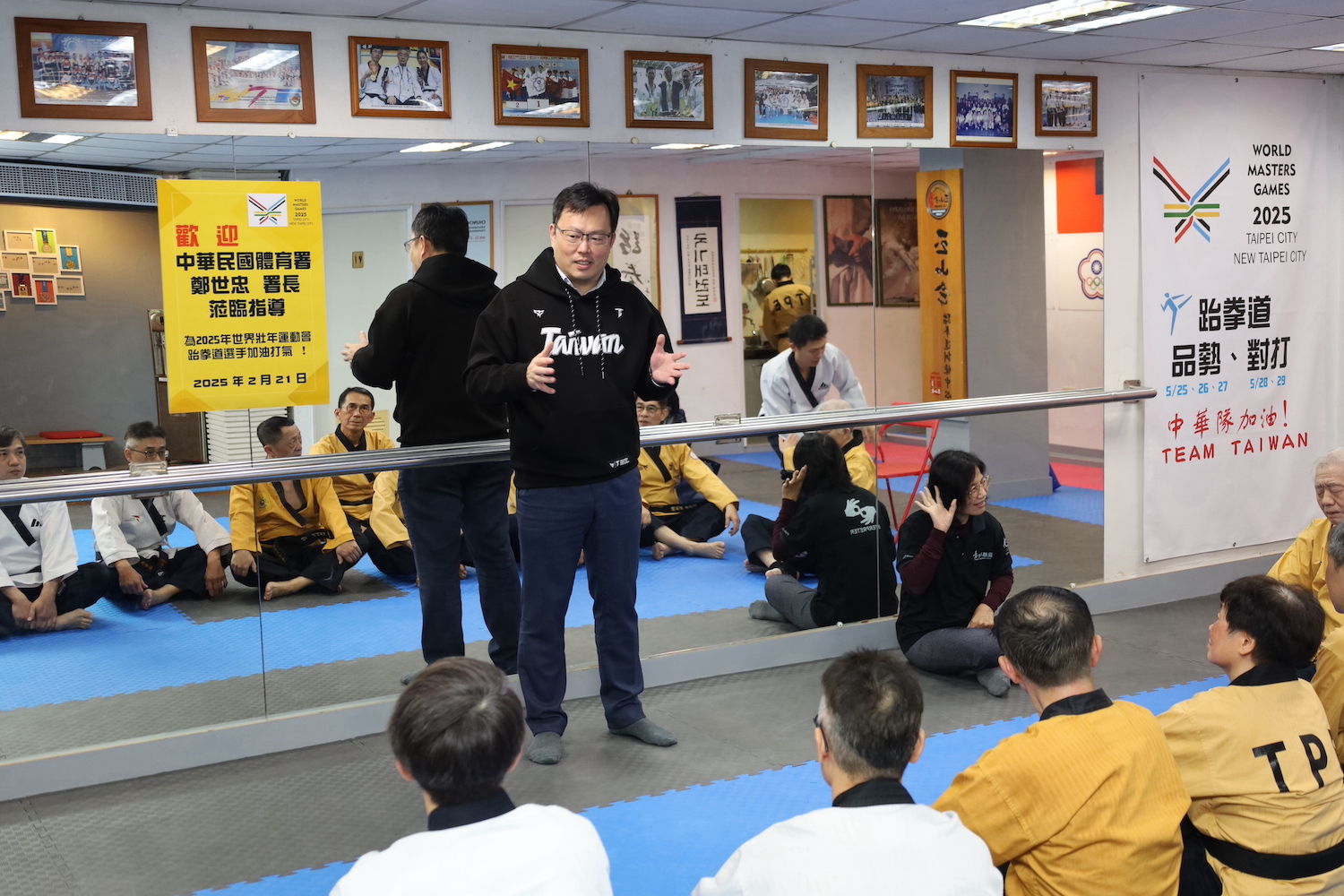 ▲▼教育部體育署長鄭世忠前往三民跆拳道館訪視參加世壯運跆拳道品勢隊;鄭世忠與世壯運65歲級組品勢隊曾瑞香女士(中)等學員對談 。(圖/體育署提供)