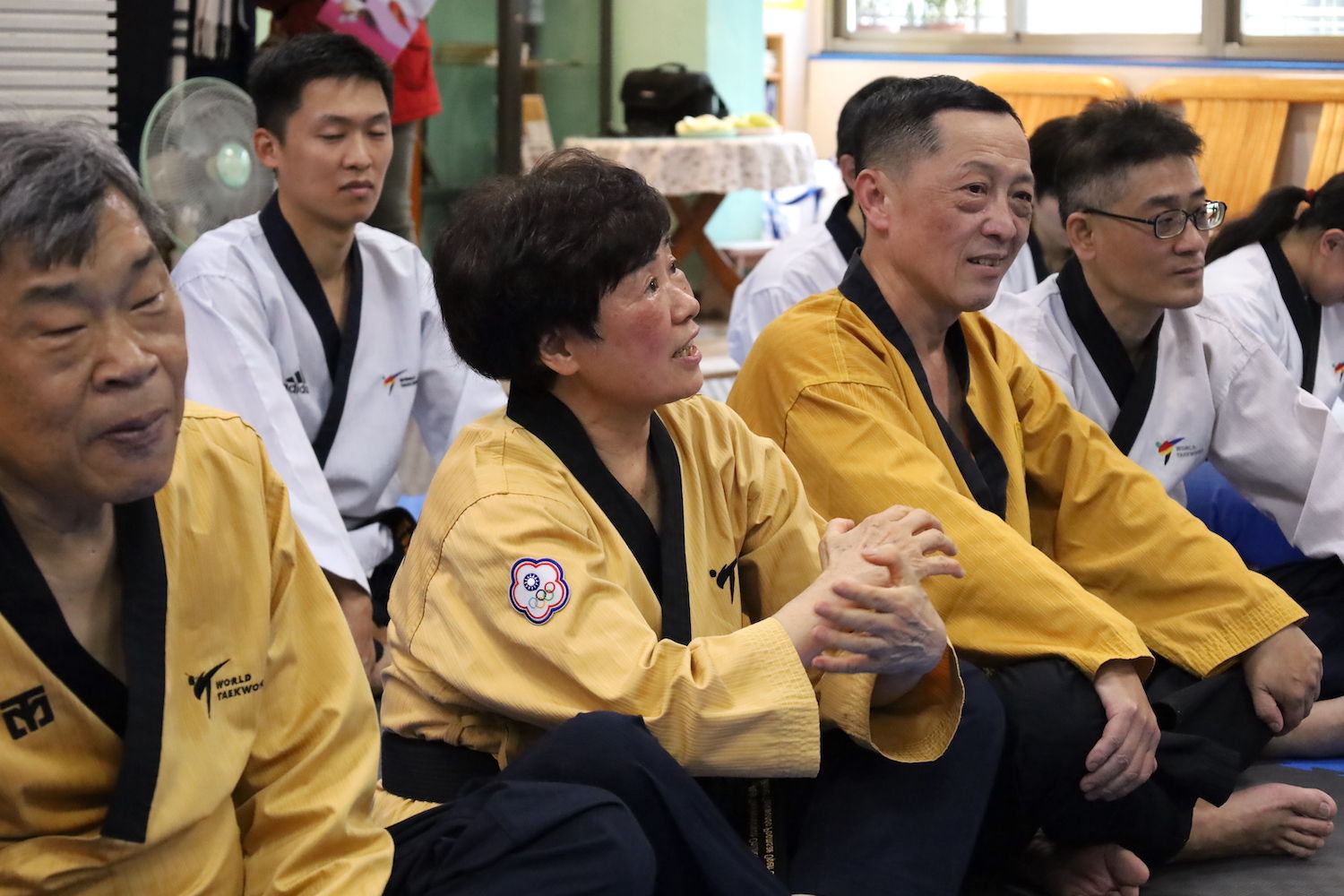 ▲▼教育部體育署長鄭世忠前往三民跆拳道館訪視參加世壯運跆拳道品勢隊;鄭世忠與世壯運65歲級組品勢隊曾瑞香女士(中)等學員對談 。(圖/體育署提供)