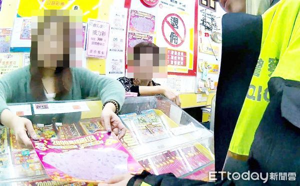 ▲彩券行女店員仔細向林男解釋刮刮樂玩法,並出示其兌獎刮刮樂。(圖/記者沈繼昌翻攝)