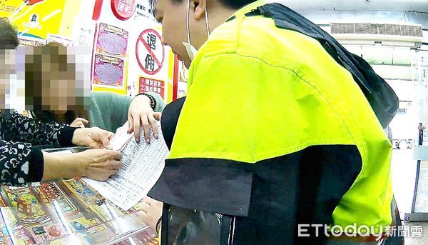 ▲林姓男子昨天中午在大園區某家彩券行買一張面額2000元刮刮樂,員警到場當面向林男說明清楚。(圖/記者沈繼昌翻攝)