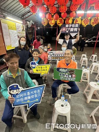 ▲東港警分局在崁頂鄉南望安南天宮廣場舉辦「社區治安會議」 。(圖/記者陳崑福翻攝)
