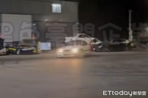 ▲彰化溪州鄉深夜甩尾燒胎。(圖/翻攝自黑色豪門企業)