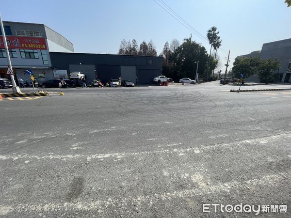 ▲彰化溪州鄉深夜甩尾燒胎。(圖/民眾提供)