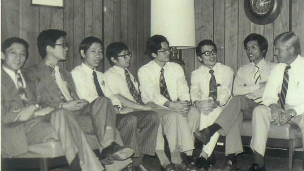 台灣第一批派往美國RCA學習半導體技術的成員,左一就是曹興誠。(圖/報系資料照)