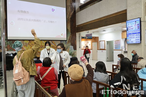 ▲▼花蓮慈濟醫院營養科團隊在門診大廳舉辦「222營養師 × 健康FUN肆玩」活動。(圖/慈濟醫學中心提供,下同)