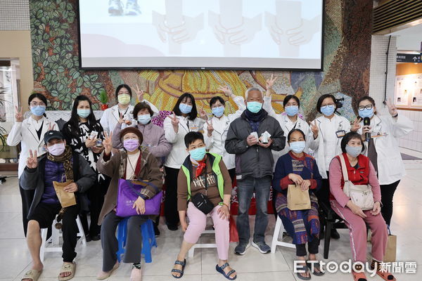 ▲▼花蓮慈濟醫院營養科團隊在門診大廳舉辦「222營養師 × 健康FUN肆玩」活動。(圖/慈濟醫學中心提供,下同)