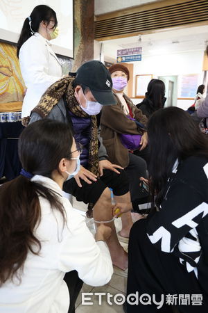 ▲▼花蓮慈濟醫院營養科團隊在門診大廳舉辦「222營養師 × 健康FUN肆玩」活動。(圖/慈濟醫學中心提供,下同)