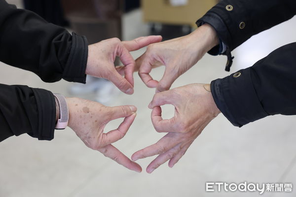 ▲▼花蓮慈濟醫院營養科團隊在門診大廳舉辦「222營養師 × 健康FUN肆玩」活動。(圖/慈濟醫學中心提供,下同)