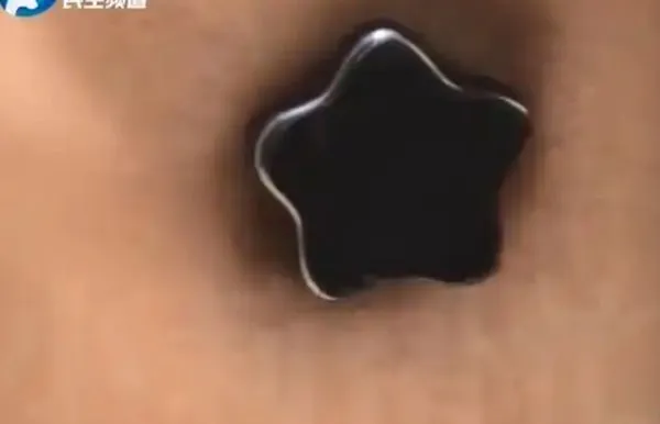▲▼ 男子臉頰可以吸磁鐵 。(圖/翻攝 紅星新聞)
