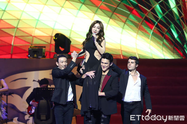 ▲陳美鳳抱腳傷於鑽石舞台之夜演出。(圖/記者林敬旻攝)