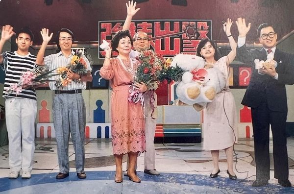 ▲沈春華的兒子Andrew驚喜上台獻花。(圖/天下文化)