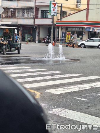 ▲路面破裂,水像湧泉一樣噴出 。(圖/記者吳奕靖翻攝)