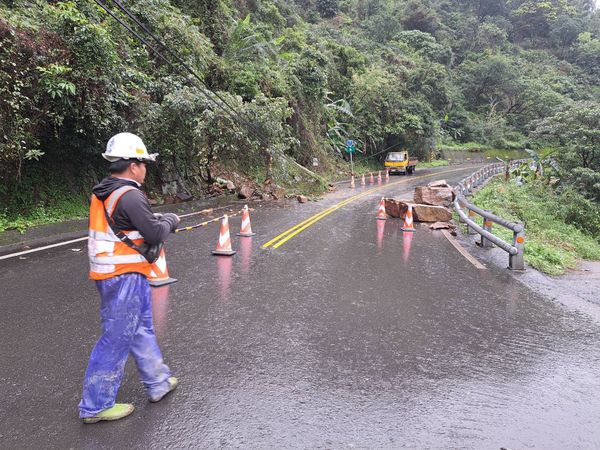 ▲▼福山植物園及雙連埤聯外山路台7丁線6公里處坍方,巨石砸毀電桿並掉落路面。(圖/福山植物園提供,下同)