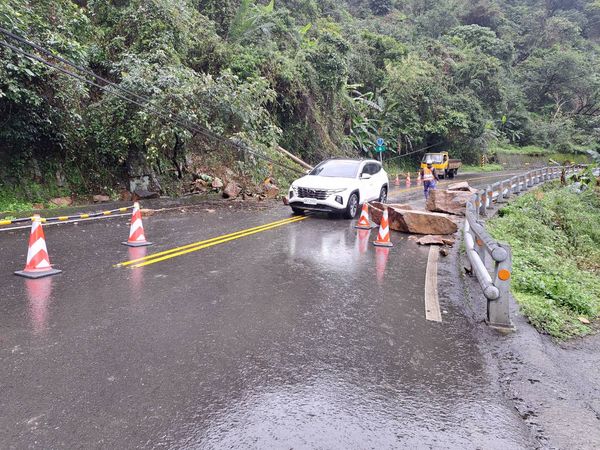▲▼福山植物園及雙連埤聯外山路台7丁線6公里處坍方,巨石砸毀電桿並掉落路面。(圖/福山植物園提供,下同)