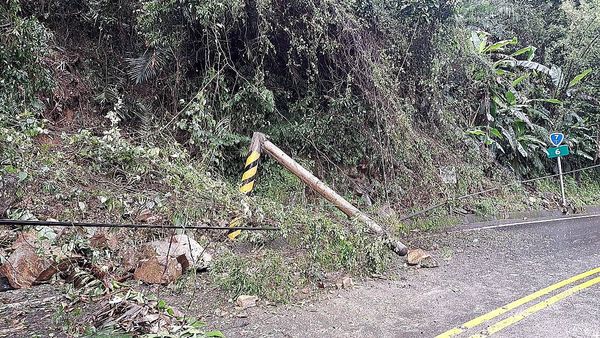 ▲▼福山植物園及雙連埤聯外山路台7丁線6公里處坍方,巨石砸毀電桿並掉落路面。(圖/福山植物園提供,下同)