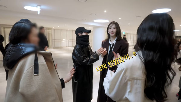 ▲宋慧喬直到後來出現在後台,觀眾看完影片才恍然大悟,剛剛坐在劉在錫身邊的是她。(圖/翻攝自姜珉炅YouTube)