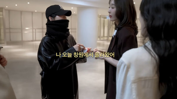 ▲▼ 「大咖女神」默默坐劉在錫旁邊!看演唱會被cue到 本尊竟是宋慧喬。(圖/翻攝自姜珉炅YouTube)