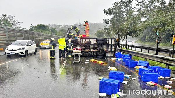 ▲新北台62線貨車撞護欄側翻。(圖/記者郭世賢翻攝)