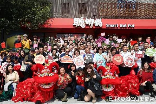 ▲▼ 阿里山下的第一鍋 林聰明沙鍋魚頭二代店「聰明鍋」正式開幕! 黃敏惠市長出席剪綵 。(圖/嘉義市政府提供)