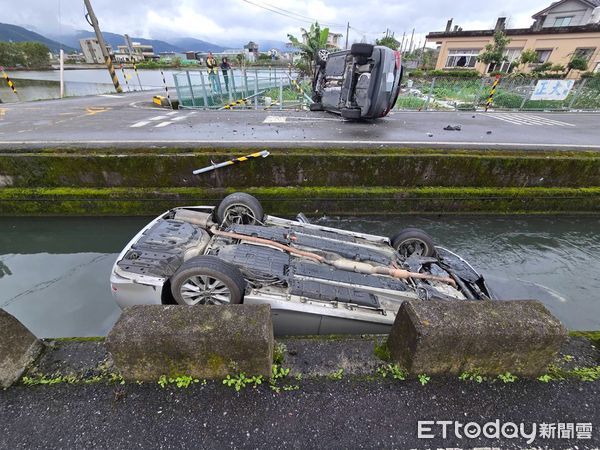 ▲▼宜蘭員山鄉尚惠路驚險車禍,雙車翻覆4傷。(圖/記者游芳男翻攝,下同)