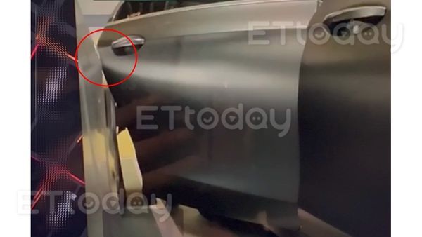 ▲特斯拉「哨兵模式」就拍到車門被撞的瞬間 。(圖/記者吳奕靖翻攝)