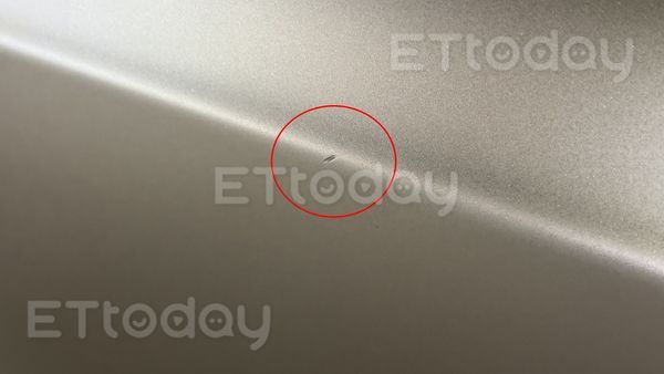 ▲特斯拉「哨兵模式」就拍到車門被撞的瞬間 。(圖/記者吳奕靖翻攝)