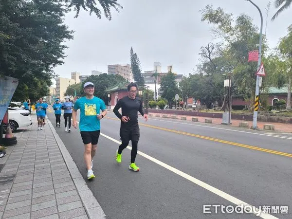 ▲日本山口縣村岡嗣政知事,換上今年台南古都馬拉松的選手服出門「跑」訪台南,用雙腳身體力行展現對台南的熱愛,知事也特別在個人IG上po出跑步照。(圖/記者林東良翻攝,下同)