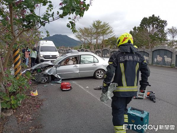 ▲小客車自撞電線桿,導致車頭嚴重變形。(圖/記者王兆麟翻攝,下同)