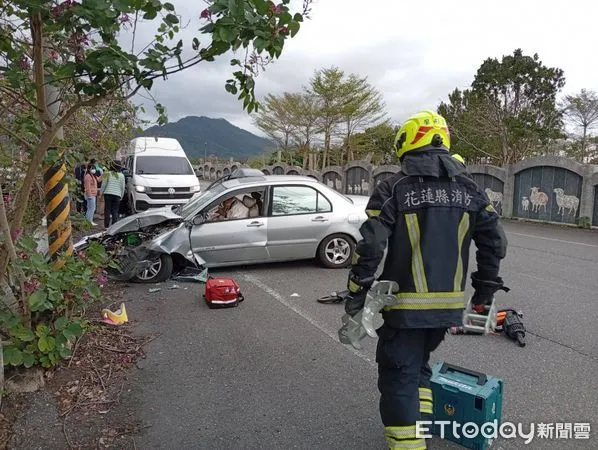 ▲小客車自撞電線桿,導致車頭嚴重變形。(圖/記者王兆麟翻攝,下同)