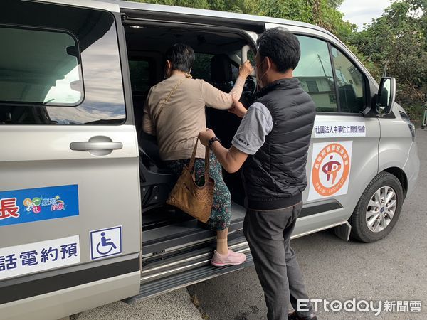 ▲長照服務2.0服務項目中包括交通接送服務,增進長者外出就醫便利性。(圖/記者高堂堯翻攝)