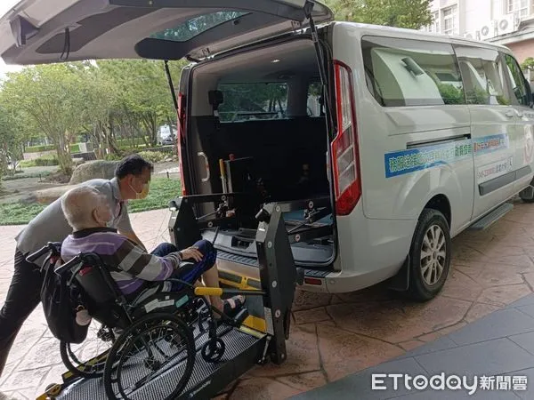 ▲長照服務2.0服務項目中包括交通接送服務,增進長者外出就醫便利性。(圖/記者高堂堯翻攝,下同)