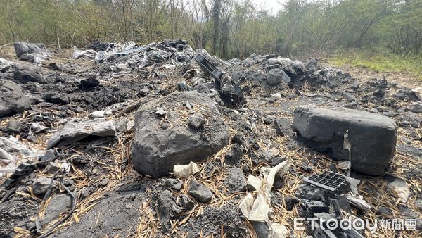 ▲▼馬頭山廢棄物 。(圖/記者陳宏瑞翻攝)