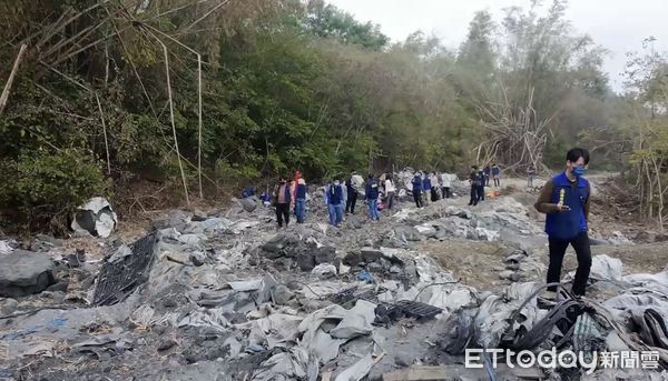 ▲高雄馬頭山遭非法傾倒約2800公噸廢棄物。(圖/記者陳宏瑞翻攝)