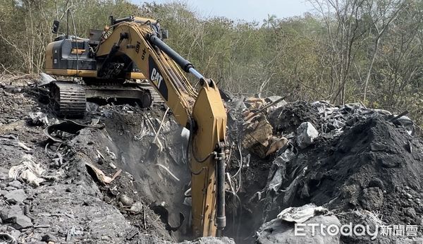 ▲▼馬頭山廢棄物 。(圖/記者陳宏瑞翻攝)