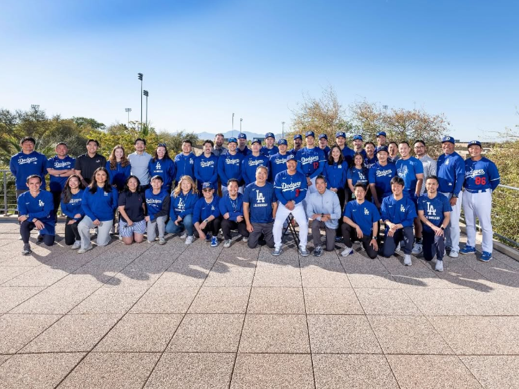 ▲▼大谷翔平分享與亞洲選手及球隊工作人員的合照,他的肩寬意外引起熱議。(圖/翻攝自X/shoheiohtani)