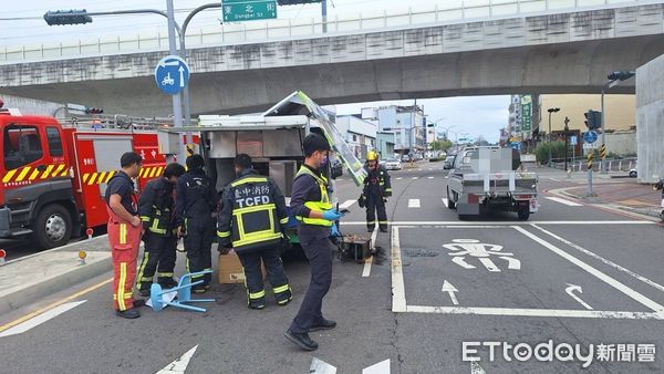 ▲沙威瑪餐車「鷗翼式車廂」內部悶燒 他拿滅火器帥氣打火。(圖/記者許權毅翻攝)