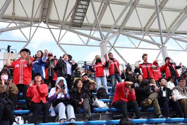 ▲味全龍啦啦隊前進日本沖繩應援。(圖/味全龍隊提供)