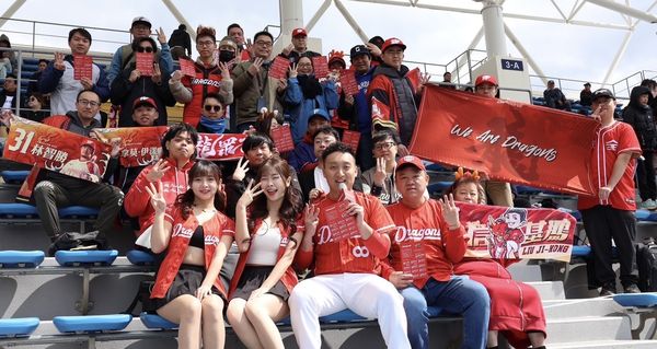 ▲味全龍啦啦隊前進日本沖繩應援。(圖/味全龍隊提供)