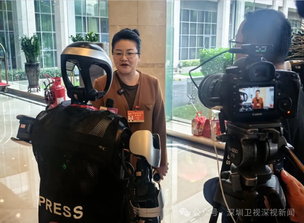 舉著麥克風提問的「夸父」據稱吸引不少政協委員紛紛上前交流互動。(圖/取自深圳衛視網頁)