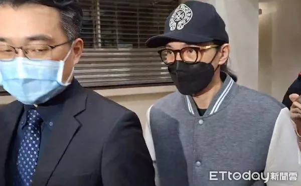 ▲▼快訊/李威夫妻交保 全程不說話上賓士離開。(圖/記者黃宥寧攝)