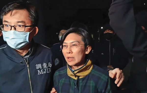 民進黨立委林岱樺(前右)涉詐領助理費及政治獻金案遭檢調搜索,被依涉犯《貪污治罪條例》諭令100萬元交保,涉不法金額恐近3000萬元。(鏡新聞提供)